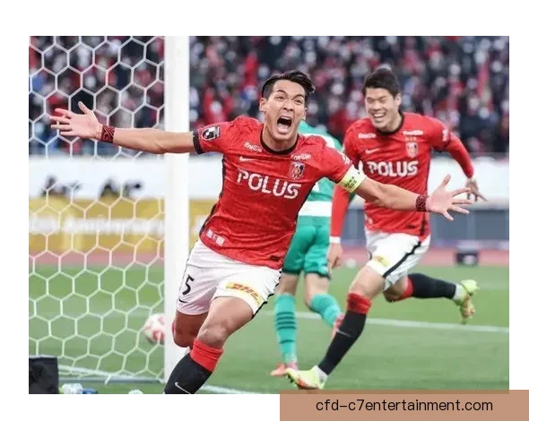 酒井宏树率队高举亚冠冠军奖杯庆祝辉煌胜利